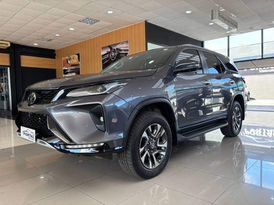 TOYOTA HILUX SW4 2.8 D-4D TURBO DIESEL SRX PLATINUM 7L 4X4 AUTOMÁTICO